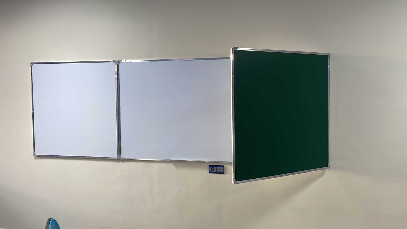 Découvrez nos tableaux scolaires triptyques 4m/1, idéaux pour les classes. Offrant une grande surface d'écriture et polyvalents pour l'enseignement.